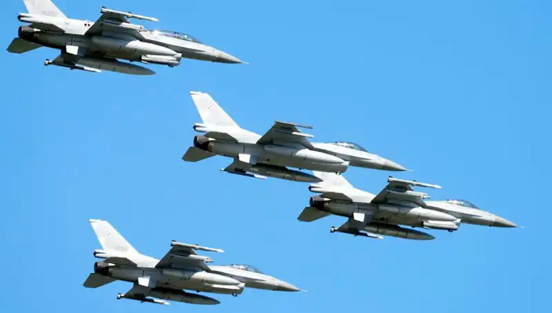 ABD, Ukraynalı Pilotlar için 310 Milyon Dolarlık F-16 Eğitimi Başlatıyor