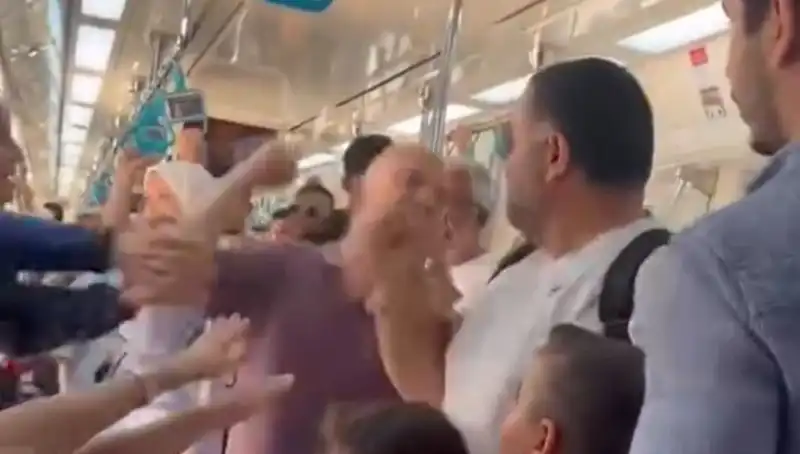 Marmaray'da Şok Eden Yumruklu Kavga: Yolcular Sokağa Akın Etti