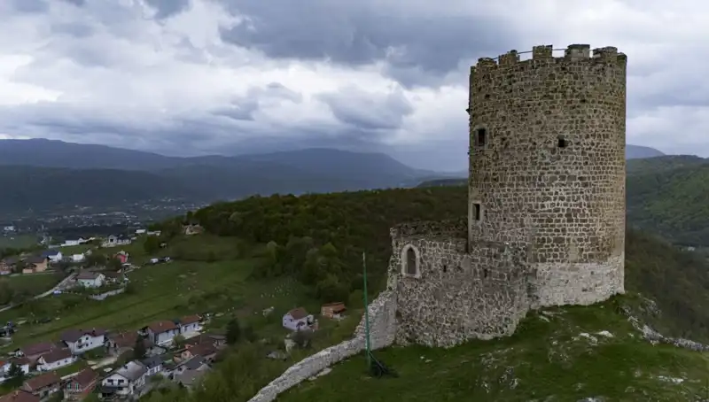 Bosna Hersek'teki Sokolac Kalesi: Zamana Direnen Tarihi Bir Miras