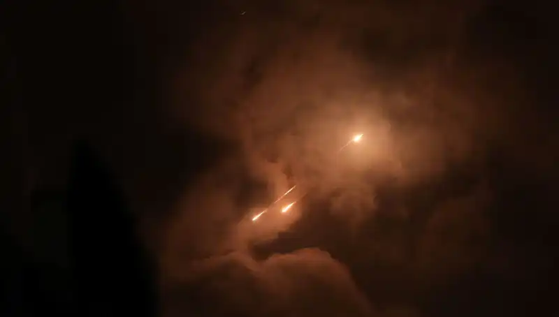 İran'ın Gece Saldırıları: Füzelerin Ateşlenme Saatlerinin Gizemi