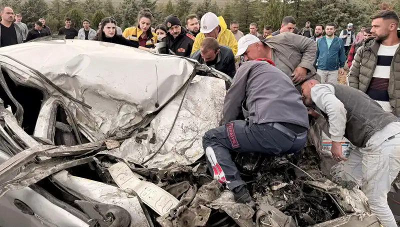 TIR ile Çarpışan Araç Kağıt Gibi Ezildi: Kaza Anı Kamerada