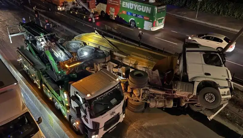 Moloz Yüklü Hafriyat Kamyonu Devrildi: Şehirde Büyük Panik!