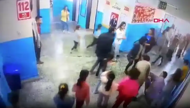 Nikah Salonu Önünde Bayılan Öğrenciye Müdür Yardımcısından Acil Yardım