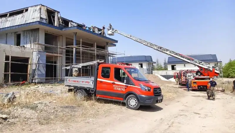 Gölbaşı’ndaki Villalar Alarm Verdi: Yangın Kontrol Altına Alınmaya Çalışılıyor