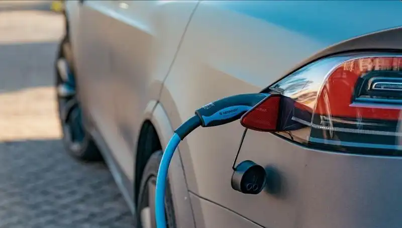 Elektrikli Araç Alımı Düşüşte: Tüketiciler Neden Tereddüt Ediyor?