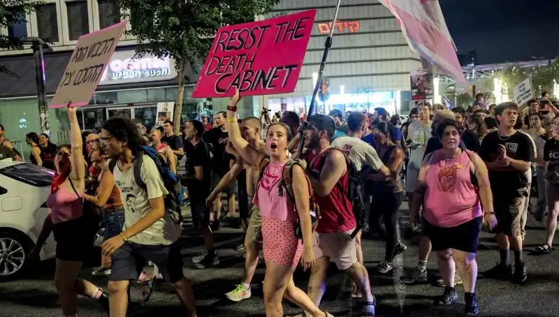 Tel Aviv’de On Binler, Netanyahu Yönetimine Karşı Sokağa Döküldü!