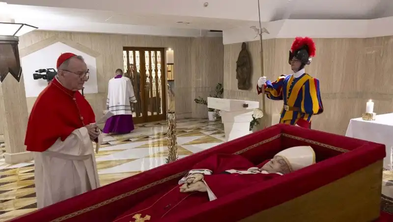Papa'nın Tabuttaki Fotoğrafları Yayınlandı: Duygusal Anların Paylaşımı