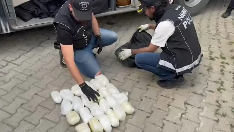 Valizinden 13 Kilo Metamfetamin Çıkan Yolcu Şok Etti
