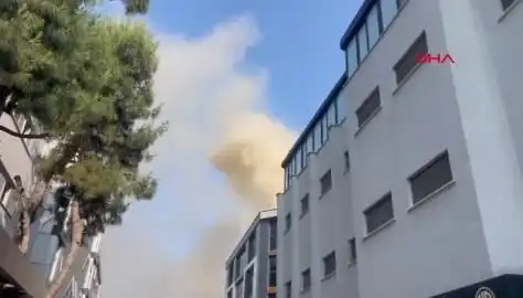 İstanbul'un Merkezinde Yangın! 4 Katlı İş Merkezi Alev Alev