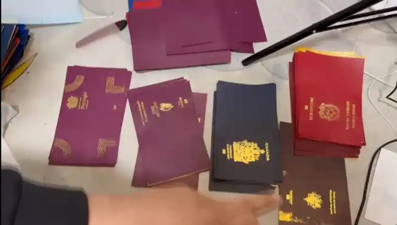 Sahte Kimlik Operasyonu: Yüzlerce Sahte Pasaport ve Vize Ele Geçirildi!