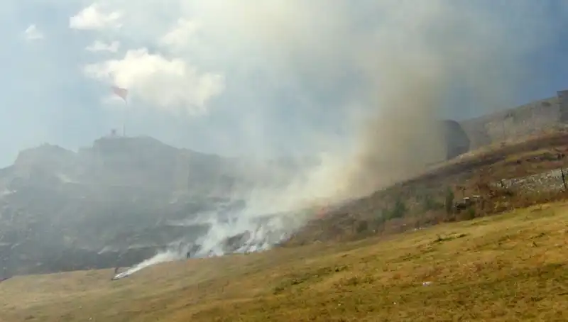 Kars Kalesi'nde Korkutan Anız Yangını: Doğa ve Kültür Tehlikede!
