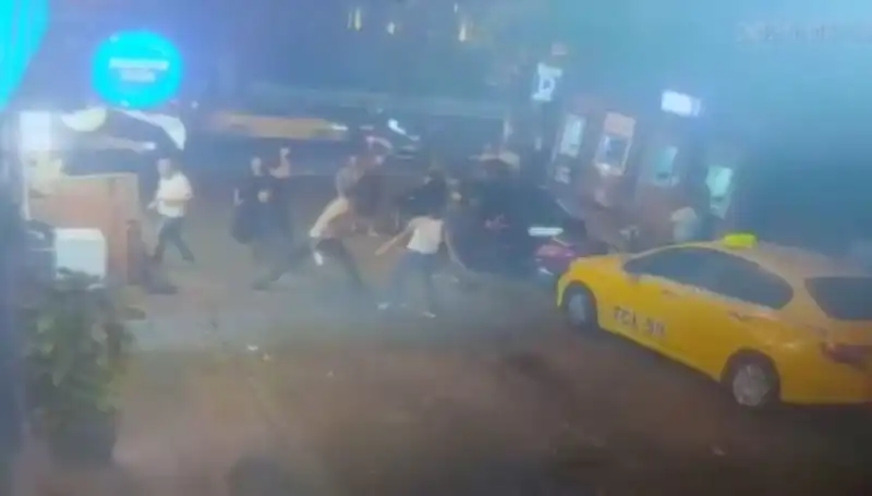 Beyoğlu’nda Laf Atma Kavgası: Sokaklarda Kan Aktı, Gerilim Tırmandı