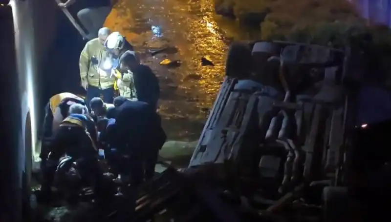 Sürücü Kaza Yaptı, Yaralıyı İtfaiye Ekipleri Kurtardı