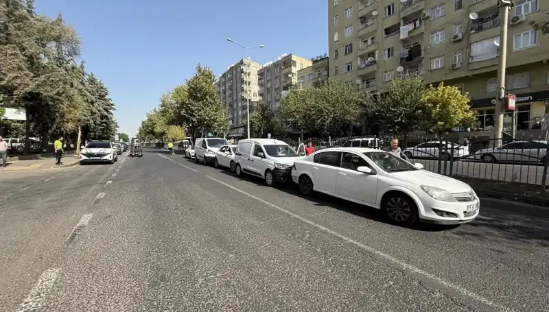 Diyarbakır'da Trafik Kazası: 5 Araç Birbirine Girdi, Yaralılar Var!