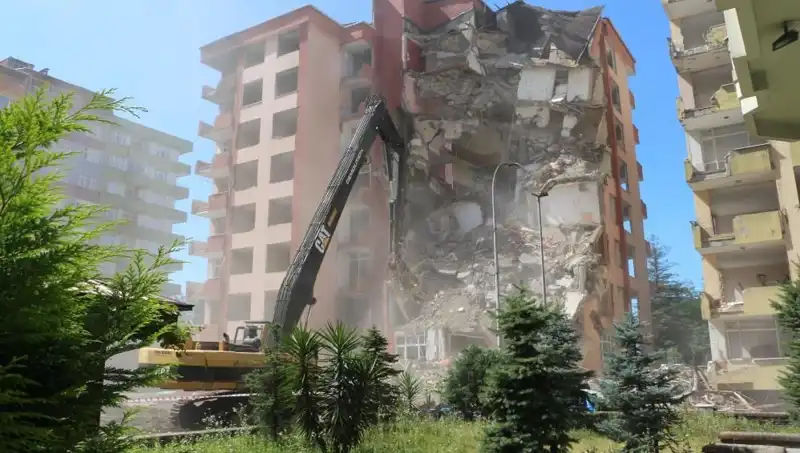 Dalgalar Depremi Andırdı: İki Bina Yıkım Sürecine Girdi