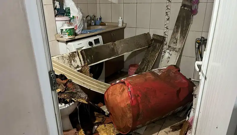 Ege Bölgesi'ni Vuran Şiddetli Fırtına: Ağaçlar Devildi, Caddeler Beyaza Büründü
