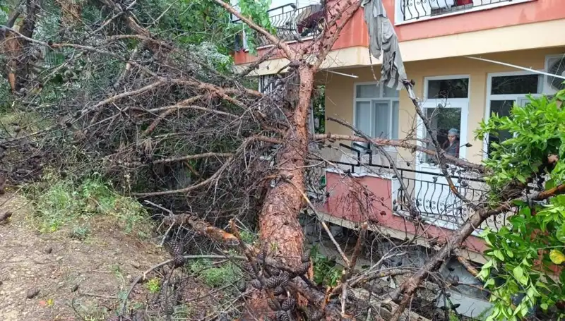 Yağmur, Binanın Çökmesine Neden Oldu: Dikkat Çeken Görüntüler!