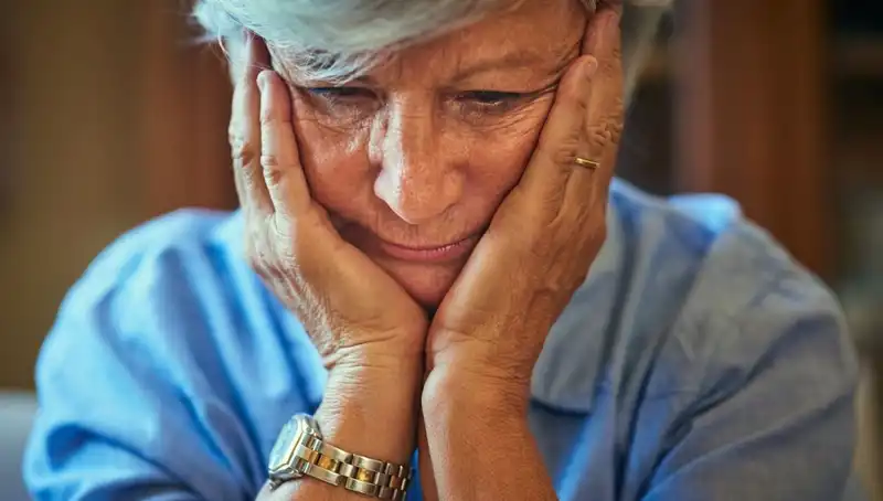 40'lı Yaşlarında Alzheimer: Erken Belirtileri Stresle Karıştıran Bir Hikaye