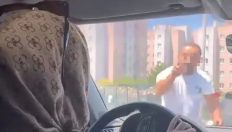 Trafikte Dehşet Anları: Önünü Kesti, Camını Yumrukladı!