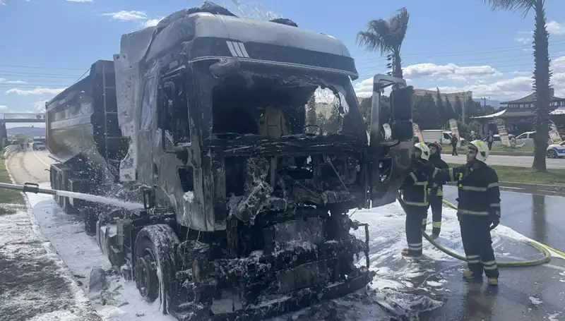 Kum Yüklü TIR, Alev Alev Yanarak Büyük Bir Tehlike Yarattı