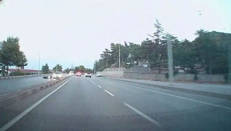 Otomobil ve Motosiklet Çarpıştı: Kaza Sonrası Yaralı Bıraktı