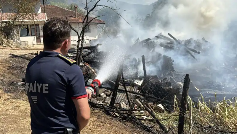 Evde Yangın Çıktı, Alevler Ormanı Tehdit Etmeye Başladı!