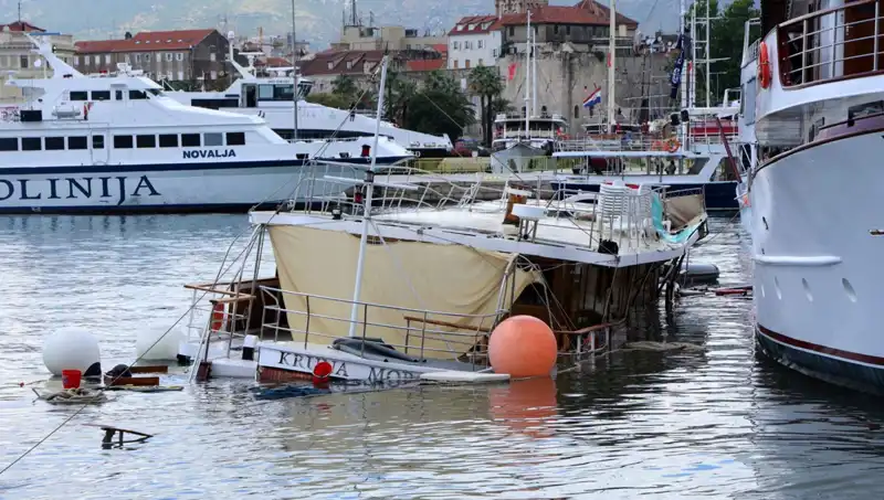 Hırvatistan’da Fırtına Sonrası Feribot Kazası: Bir Gemi Battı!