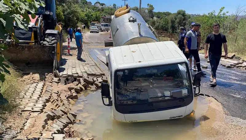 Bodrum'da Su Hattı Patladı, Tanker Çukura Düştü: Olayın Seyri Merak Ediliyor