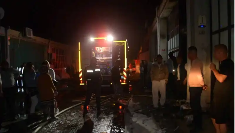 Gözlük Fabrikasında Çıkan Yangın Korkutucu Anlar Yaşattı, Uzun Süre Sürdü
