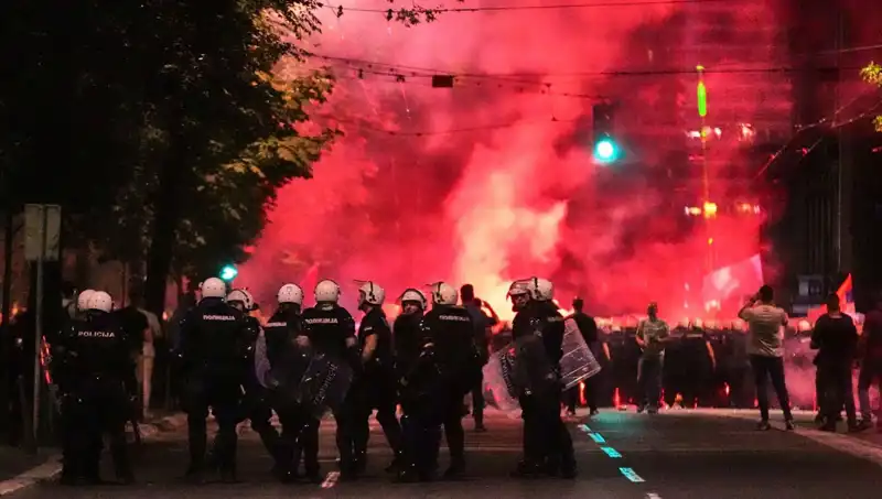 Sırbistan’da Erken Seçim Protestoları: On Binler Sokağa Çıktı, Gözaltılar Gerçekleşti
