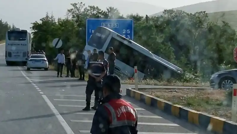 Isparta'da Feci Kaza: Tur Otobüsü İle Yolcu Otobüsü Çarpıştı