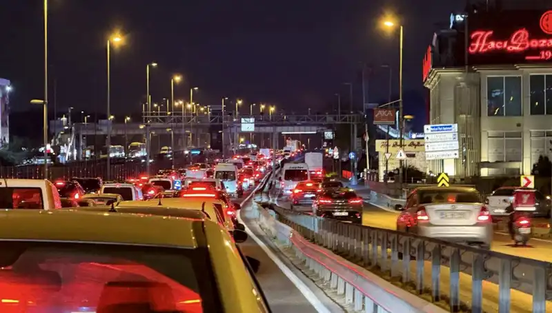 Yenibosna Metrobüs Durağındaki Yaya Üst Geçidi Yeniden İnşa Ediliyor