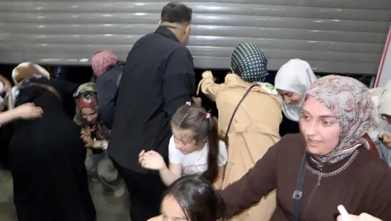 Alışveriş Merkezi’nde Yüzde 50 İndirim Fırtınası: İzdiham Önlenemedi!
