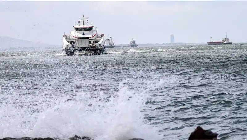 İzmir'de Fırtına Nedeniyle Vapur Seferleri Durduruldu! Gelişmeleri Kaçırmayın