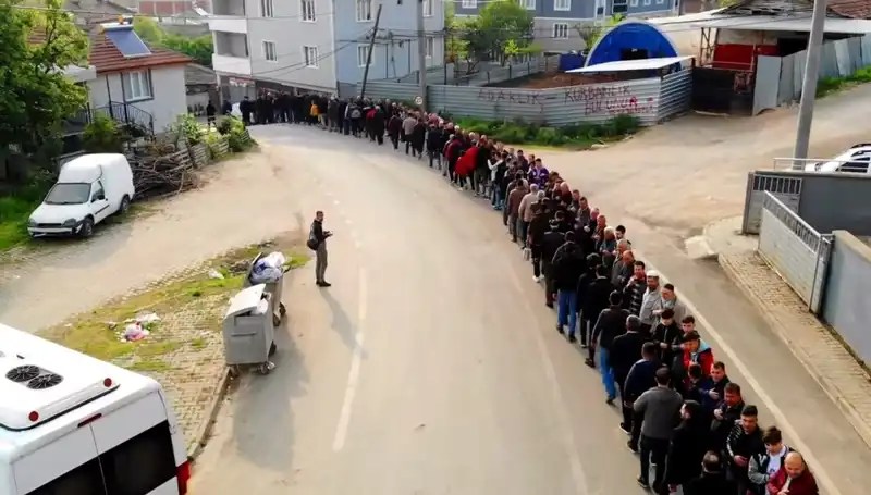 Bursa'nın Mahallesinde Bayramlaşma Kuyruğu Geleneği Sürüyor