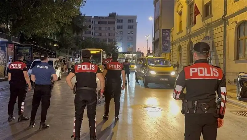 Megakentte Gece Yarısı Asayiş Operasyonu: Yüzlerce Gözaltı Gerçekleşti