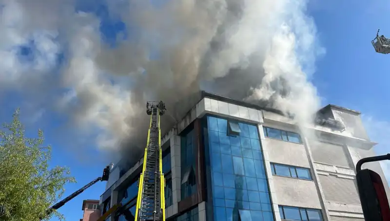 Esenyurt'ta Tekstil Atölyesinde Korkutan Yangın: Can Kaybı Yok