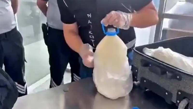 Havalimanında Şaşırtan Ele Geçirme: 12 Kilo 800 Gram Süt Şişesi İçinde!