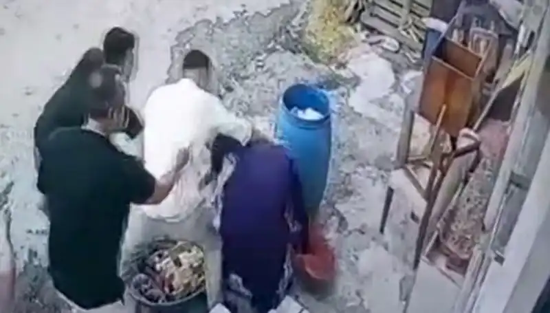 Başakşehir'de Bidon Tartışması Kanlı Bitti: Baba ve Oğul Kadını Darbettı!