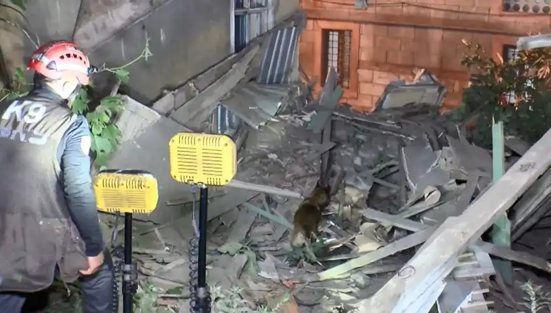 İstanbul'da Deprem Sonrası Yıkım: Çöken Bina ve Yaralılar