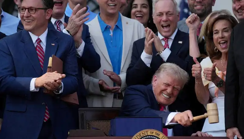 Trump'tan Tarihi Adım: "Büyük, Güzel Yasa Tasarısı" İmzalandı!
