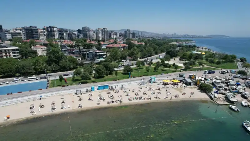 İstanbul'da Sıcak Hava Eşliğinde Caddebostan Sahili Cıvıl Cıvıl