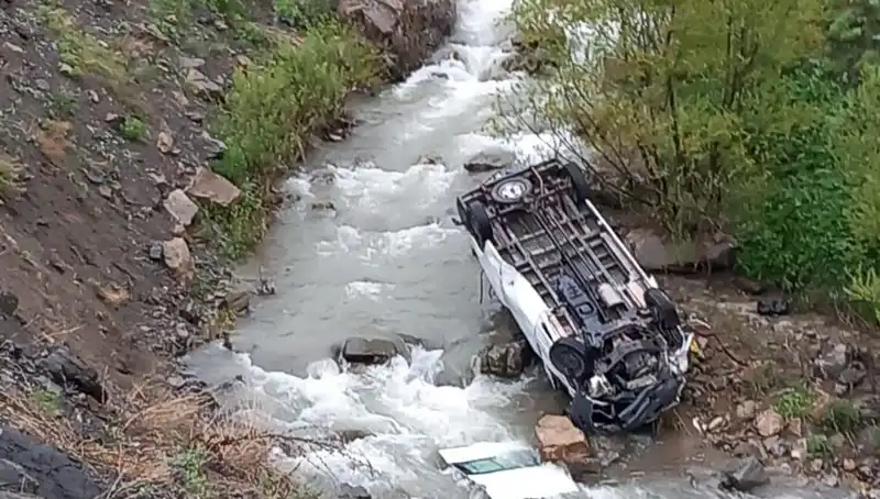 Hakkari'de Minibüs Devrildi: 2 Kişi Hayatını Kaybetti, 3 Yaralı