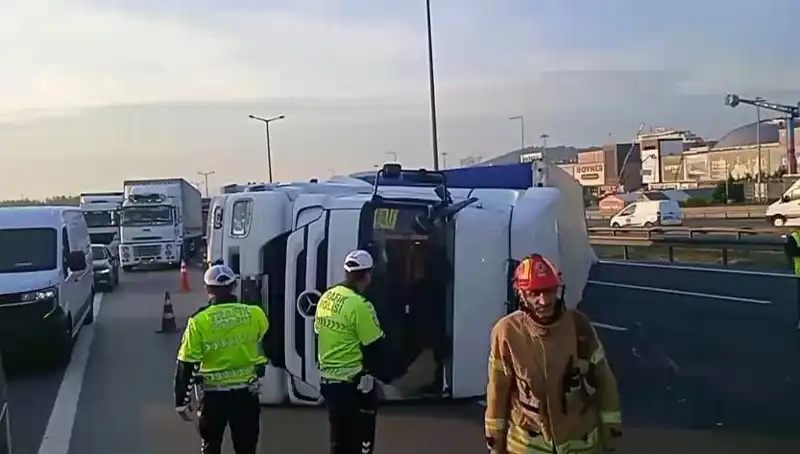 Pendik TEM Otoyolu'nda Devrilen TIR Trafiği Felç Etti: İstanbul'a Gidişte Uzun Kuyruklar