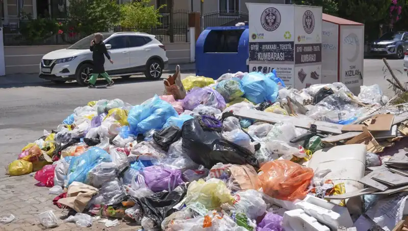 İzmir'de Çöp Yığınları Sorunu: Kentin Geleceğini Tehdit Ediyor