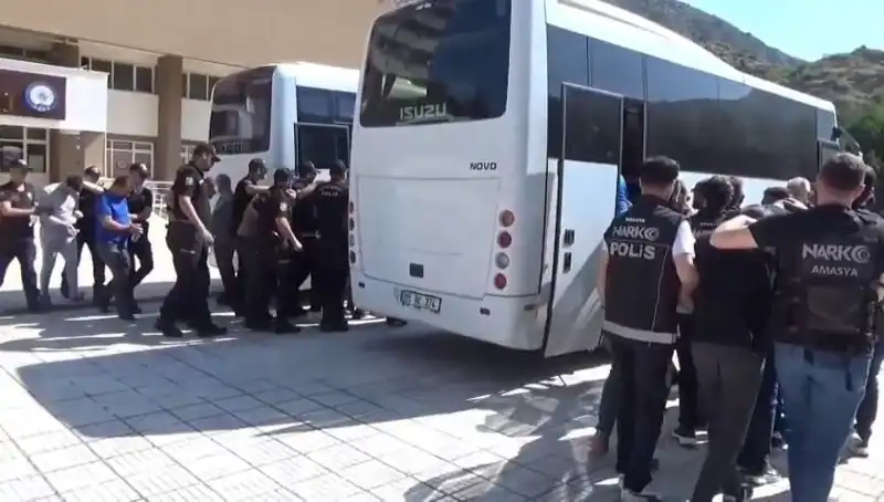 Amasya'da Uyuşturucu Operasyonu: 13 Kişi Tutuklandı, Şok Edici Günlükler Ele Geçirildi!