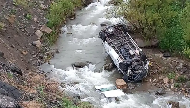 Hakkari’de Minibüs Devrildi, Derede Can Pazarı: İki Ölü, Üç Yaralı!