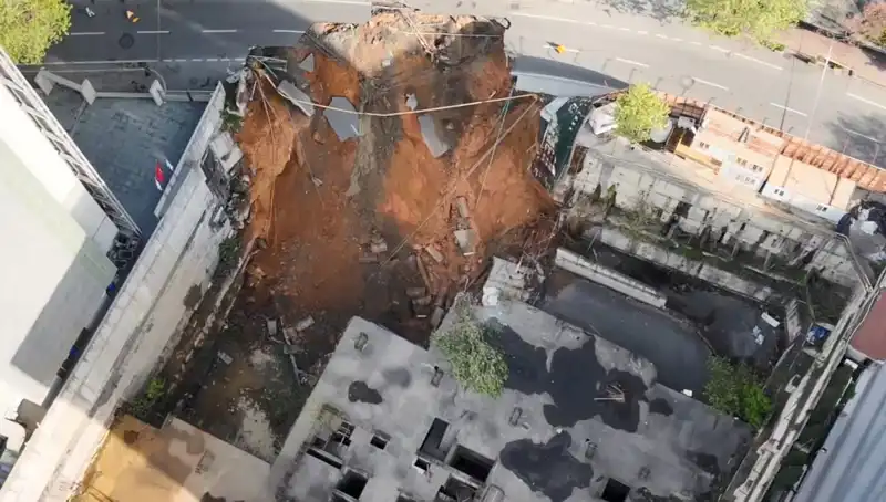 Sarıyer'de Caddede Yaşanan Göçük Nedeniyle Trafik Felç Oldu